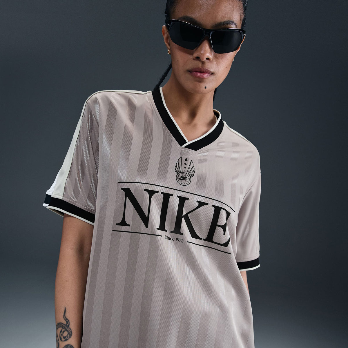 Nike Sportswear V Yakalı Kadın Gri Forma