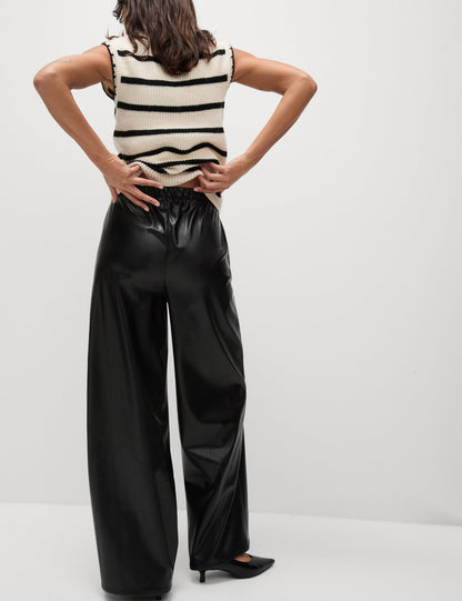 Deri Görünümlü Wide Leg Pantolon