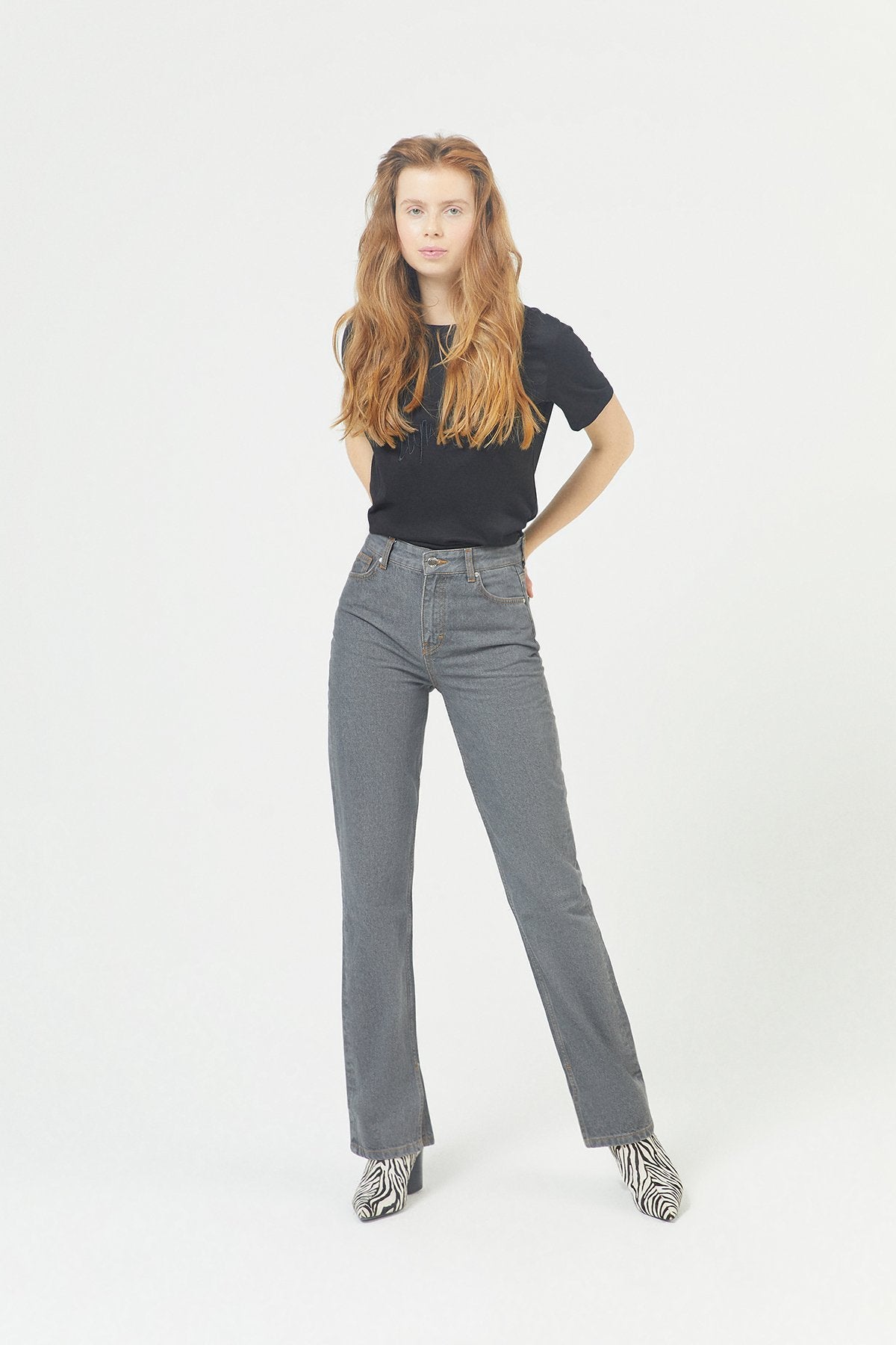 Gri Yırtmaçlı Düz Kesim Jean