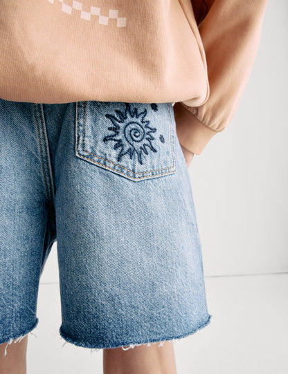 Çiçek Nakışlı Denim Şort (6–16 Yaş)