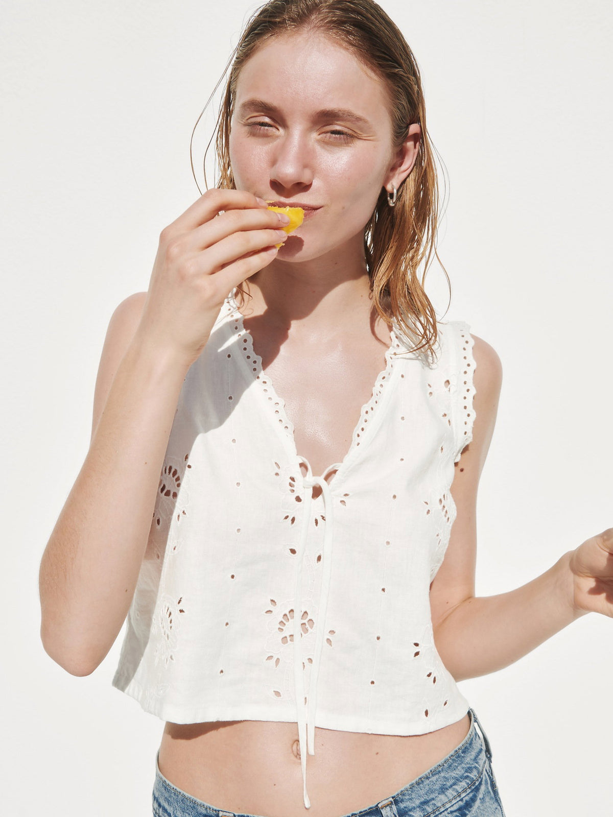 Beyaz Keten Karışımlı Işlemeli Crop Shell Askılı Bluz