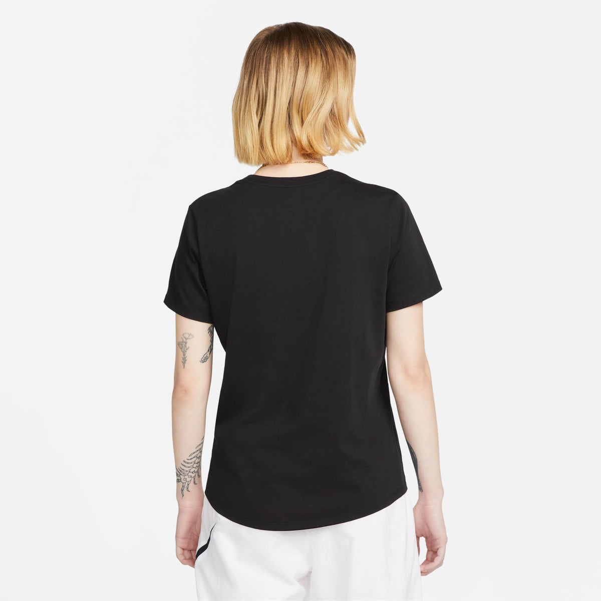 Nike Sportswear Club Essentials Kadın Siyah T-shirt