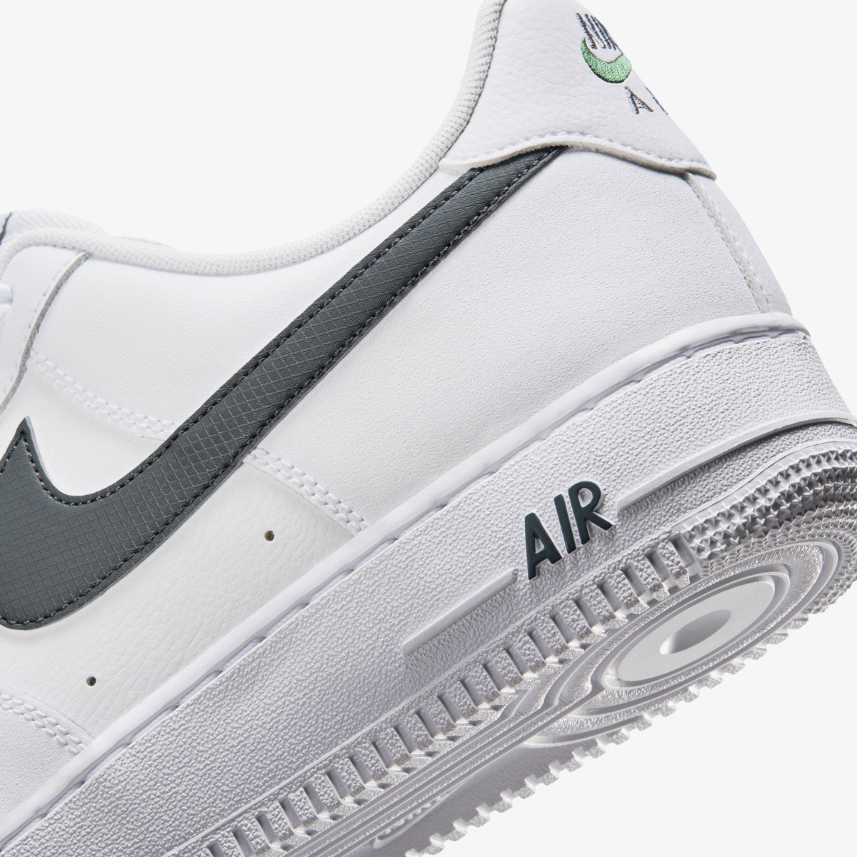 Nike Air Force 1 07' Tech Essentials Erkek Beyaz Sneaker