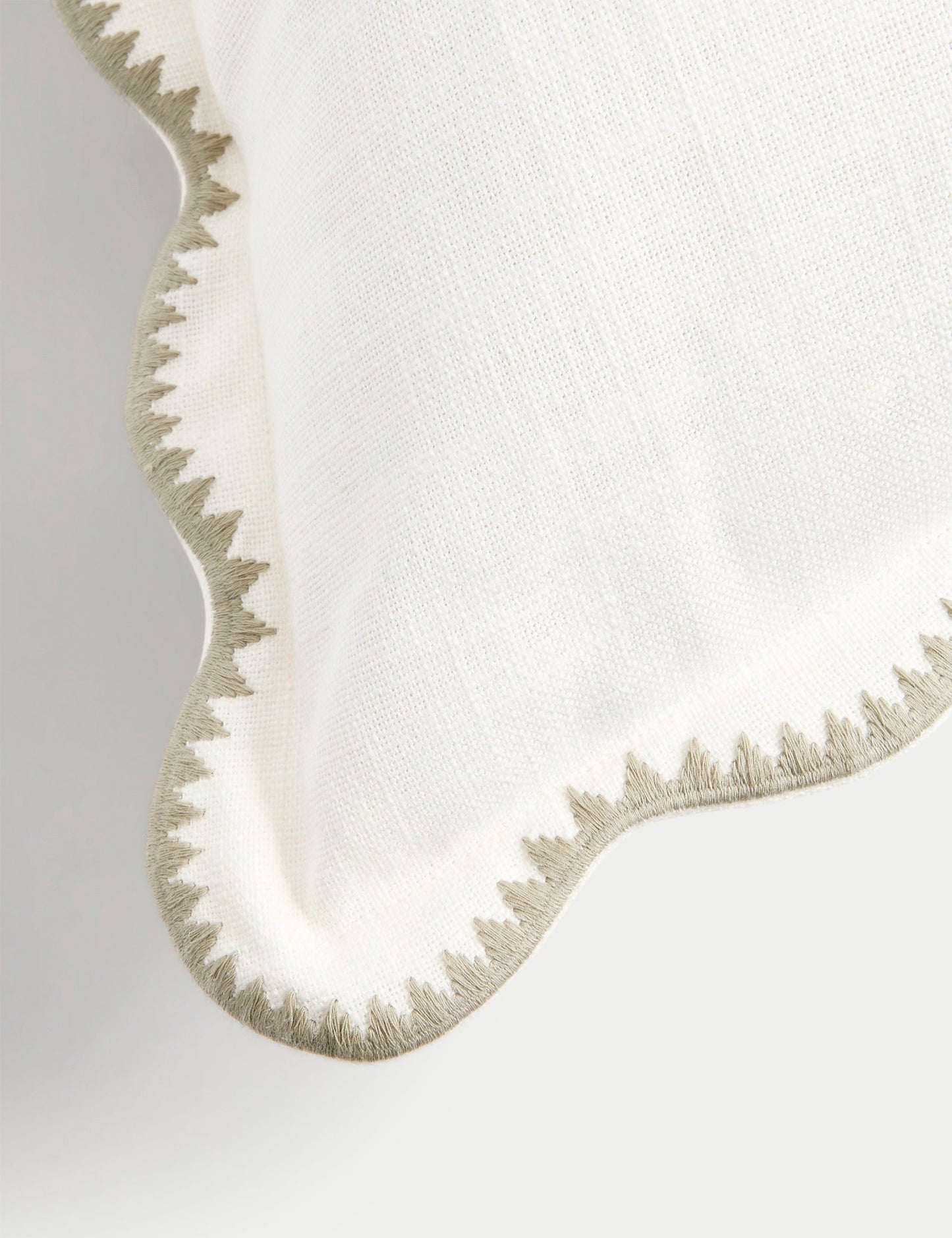 Saf Pamuklu Büyük Boy Nakışlı Dalgalı Kenarlı Kırlent