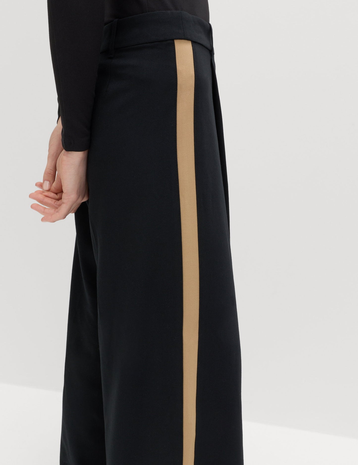 Şerit Detaylı Geniş Paça Pantolon