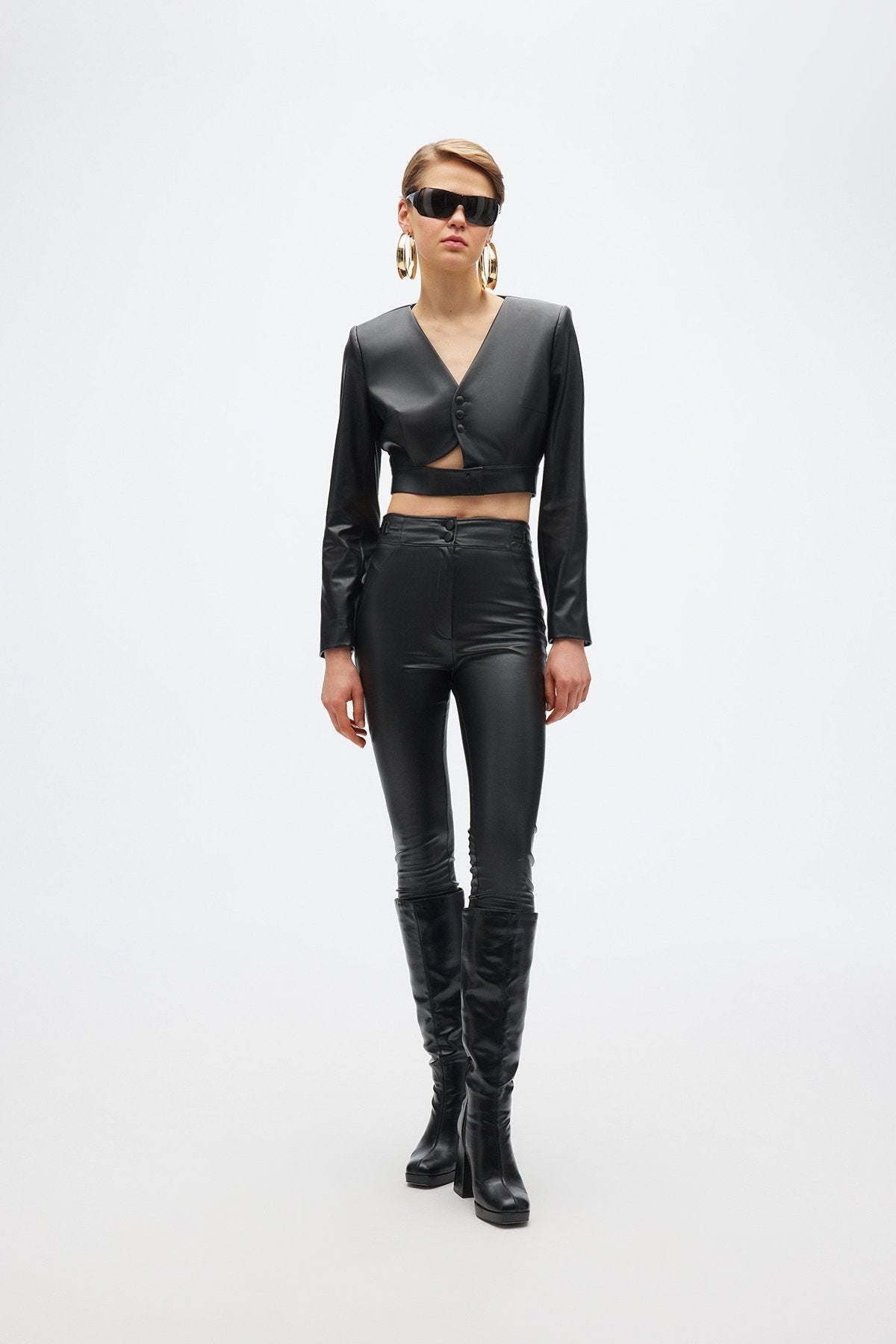 Cut-out Detaylı Siyah Crop Ceket