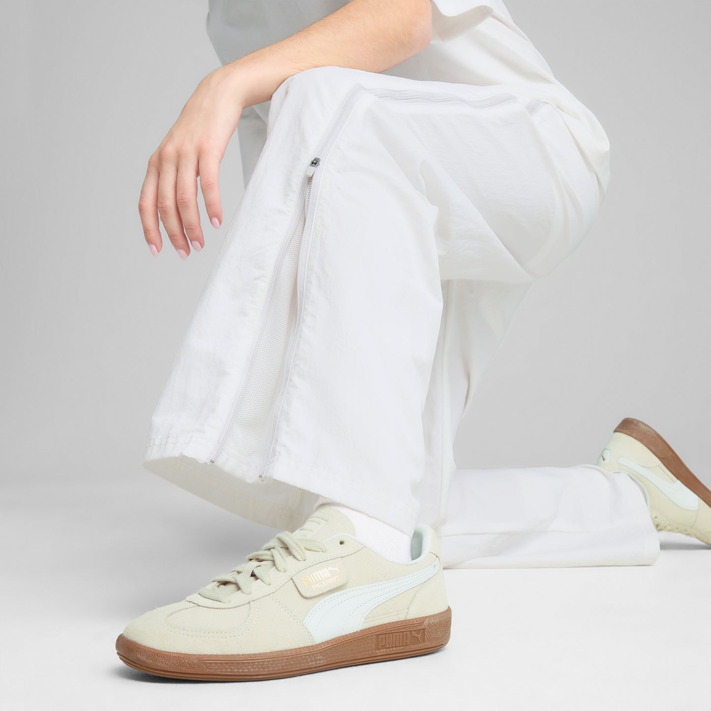 Puma Dare To Relaxed Dokuma Fermuarlı Kadın Beyaz Eşofman Altı