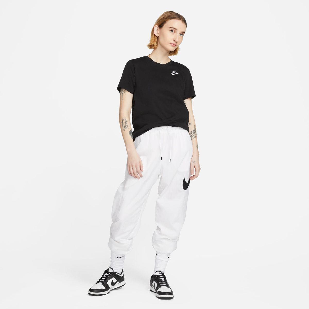 Nike Sportswear Club Essentials Kadın Siyah T-shirt