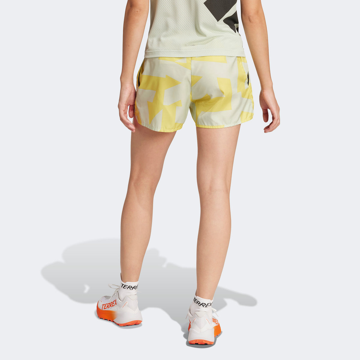 Adidas Terrex Multi Light Printed Kadın Sarı Koşu Şortu