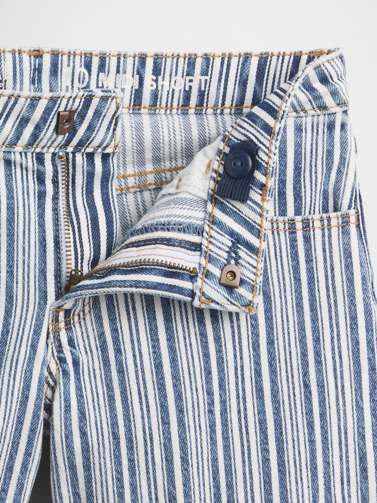 Mavi Denim Çizgili Midi Şort