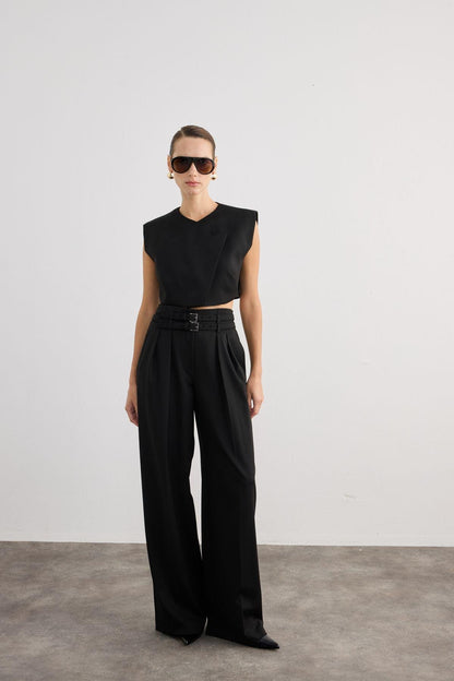 Asimetrik Yaka Kolsuz Siyah Crop Bluz