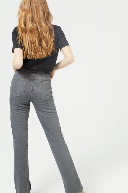 Gri Yırtmaçlı Düz Kesim Jean