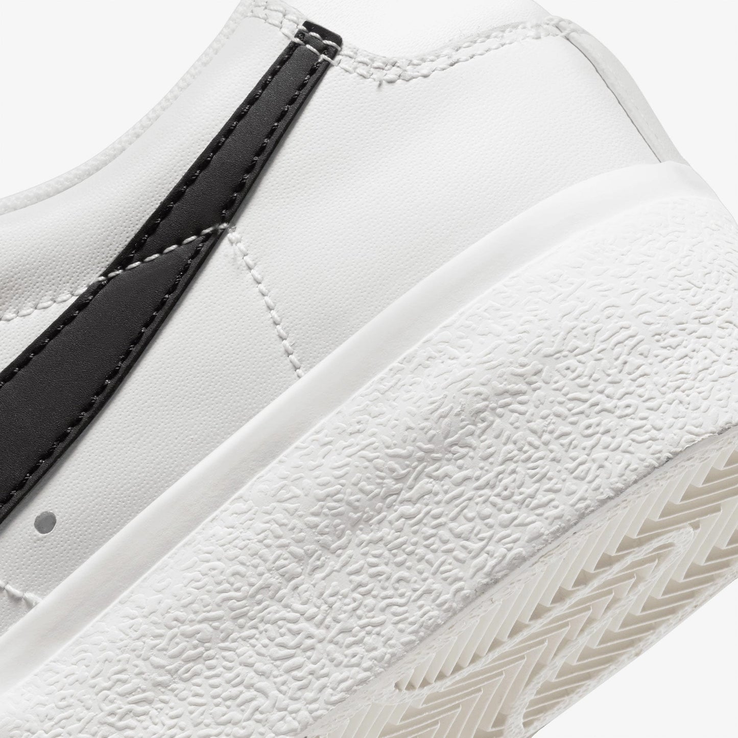 Nike Blazer Low Platform Kadın Beyaz Spor Ayakkabı