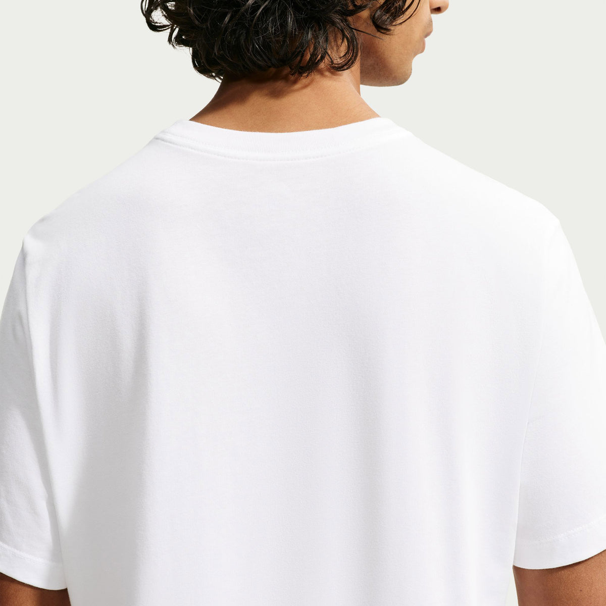 Nike Sportswear Club Photo Erkek Beyaz T-shirt