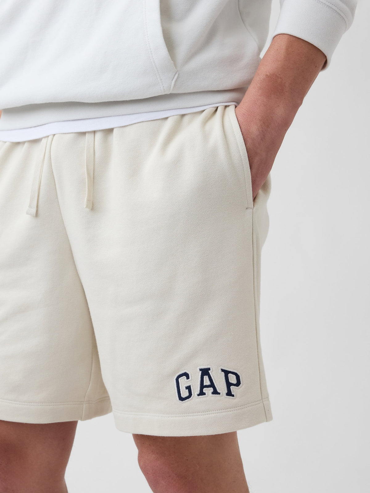 Kırık Beyaz 8'' Gap Logo Fransız Havlu Kumaş Şort