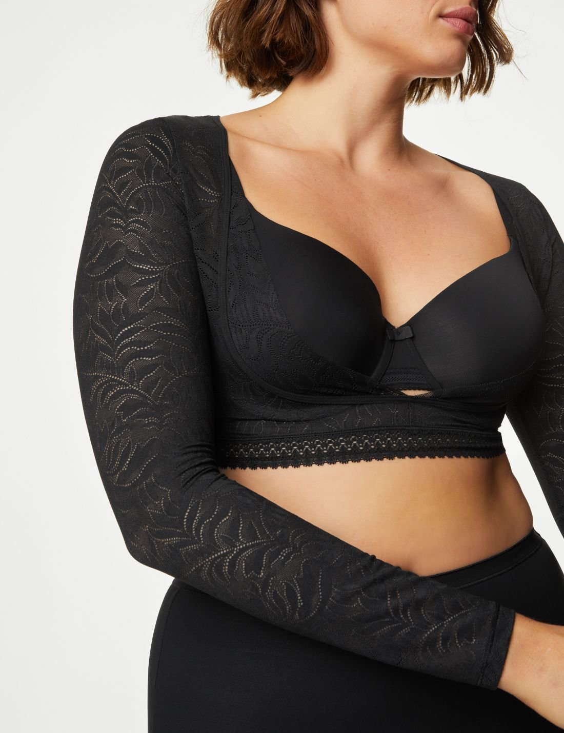 Flexifit™ Düşük Sıkılıkta Dantel Detaylı Bolero