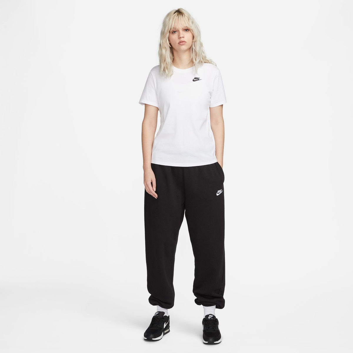 Nike Sportswear Essential Club Kadın Beyaz T-shirt