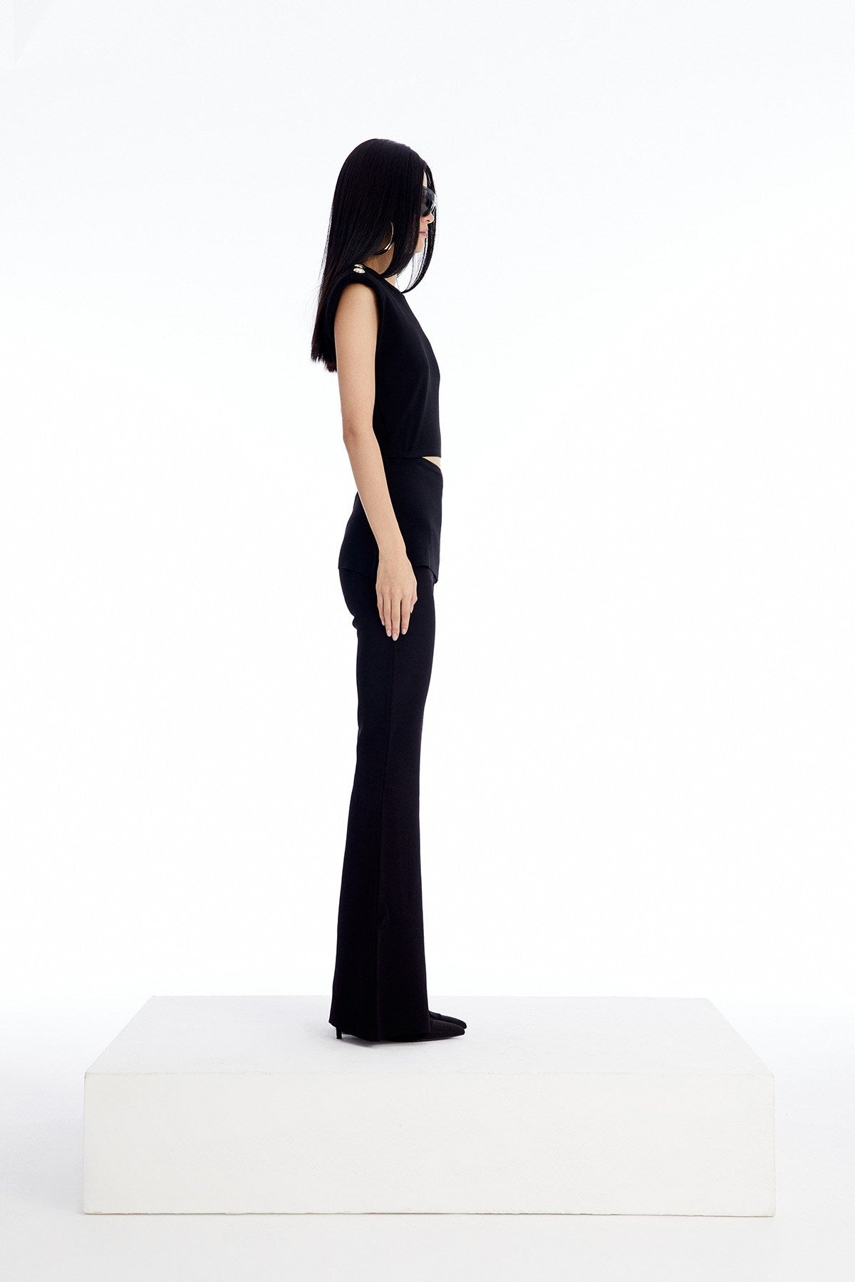 Düğme Detaylı Siyah Cut-out Bluz