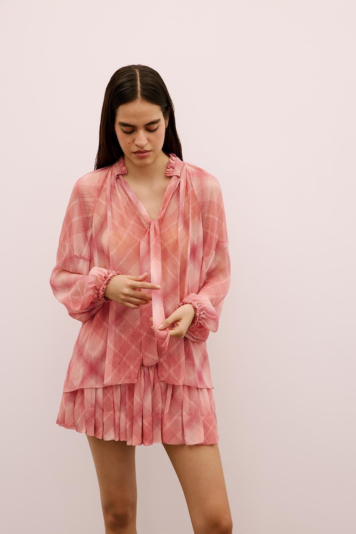 Fırfır Detaylı Desenli Pembe Bluz