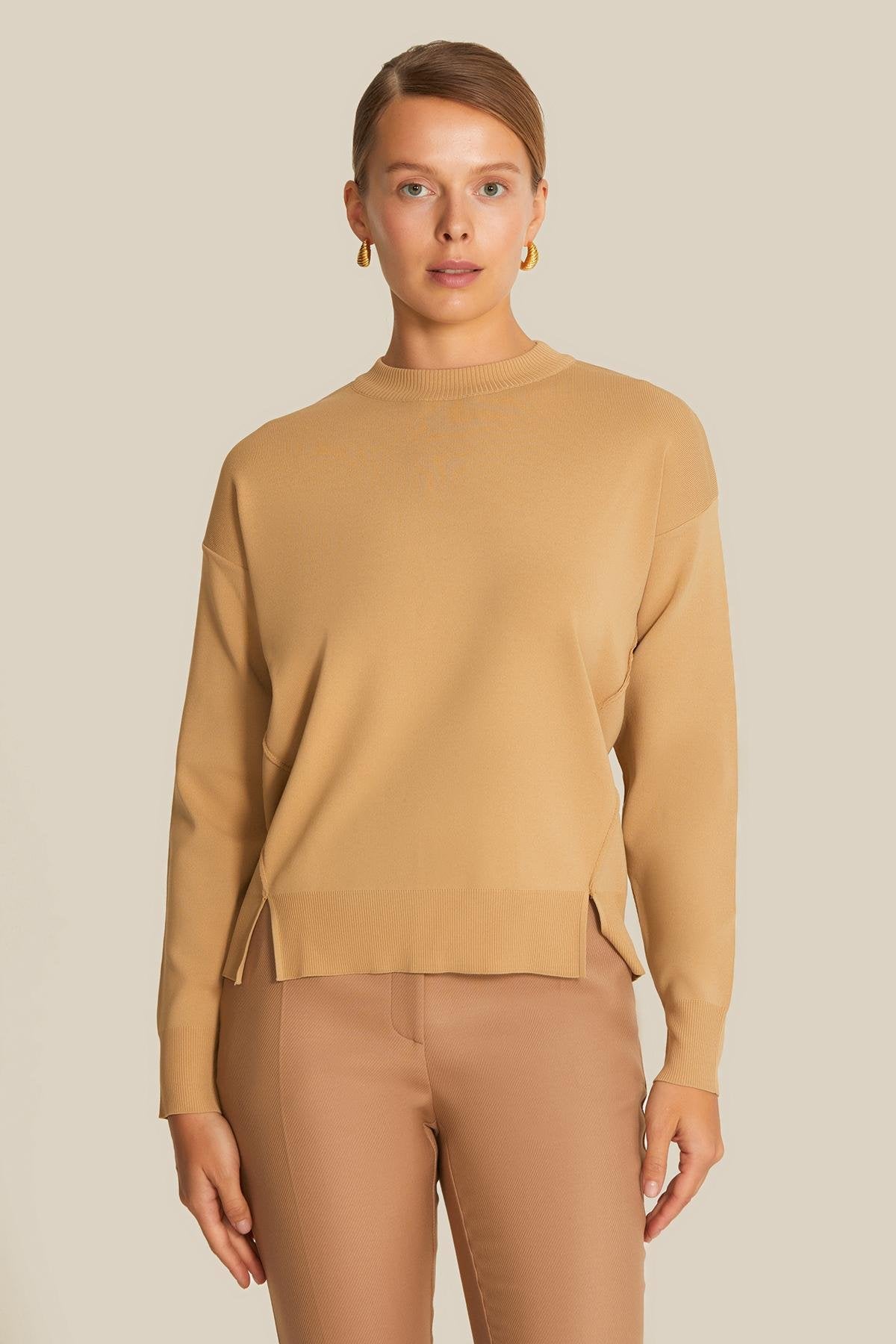 Sıfır Yaka Dökümlü Camel Triko Bluz