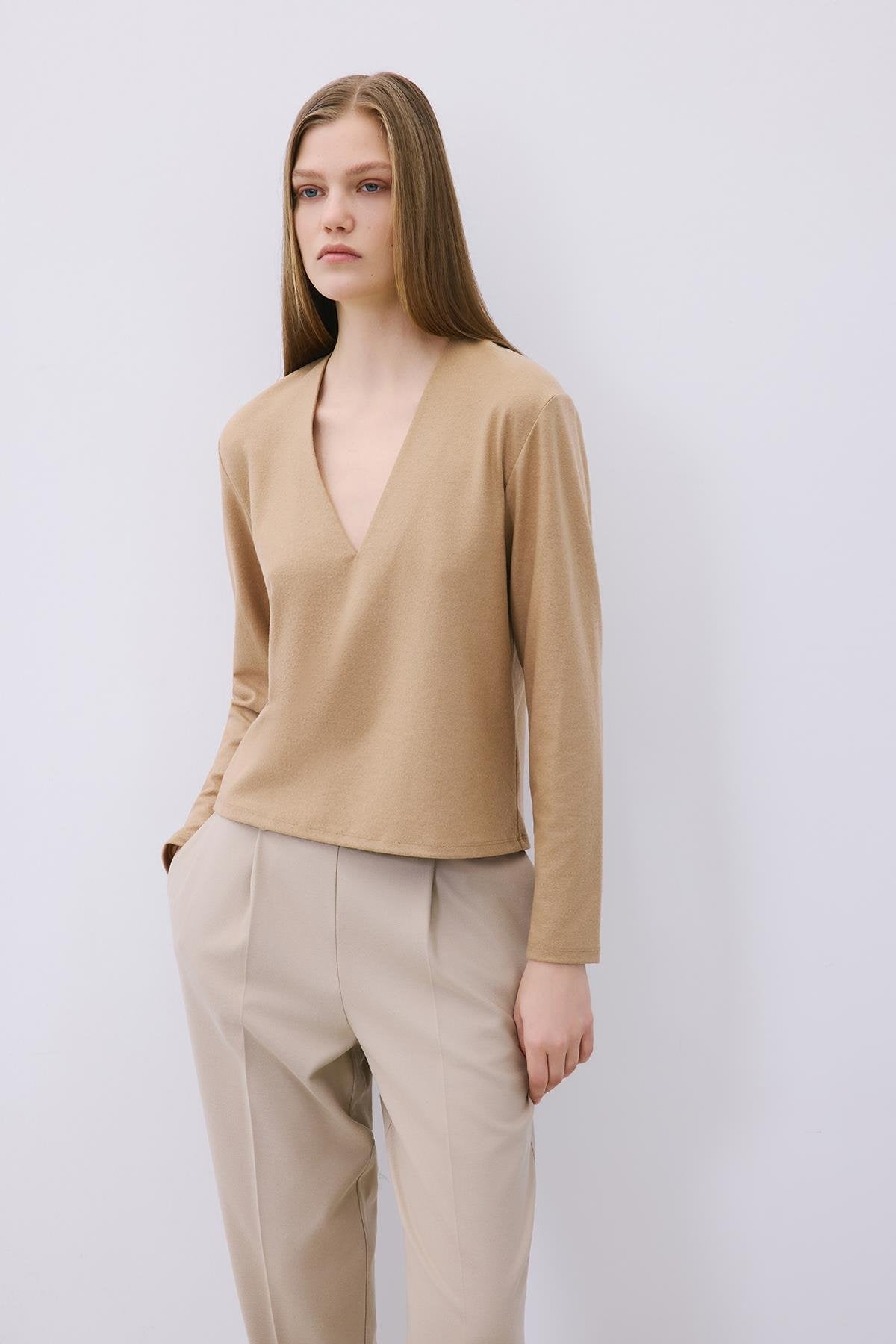 V Yaka Basic Camel Triko Bluz