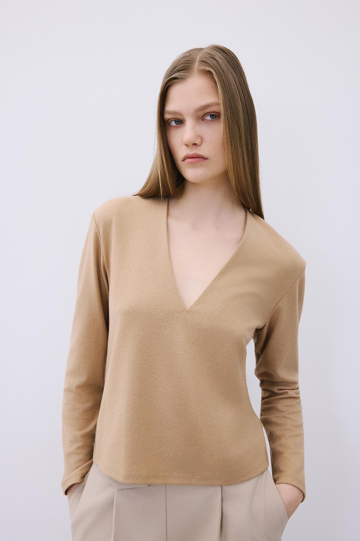 V Yaka Basic Camel Triko Bluz